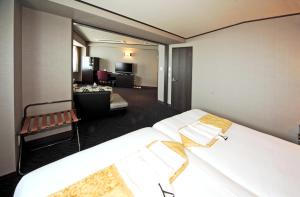 Hotel Sunplaza Osaka Sakai Annex客房内的一张或多张床位