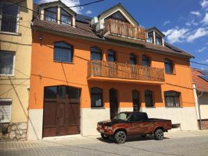 um camião castanho estacionado em frente a um edifício em Vulkán Wellness Panzió em Pécs