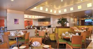 A restaurant or other place to eat at Hometel Chandigarh