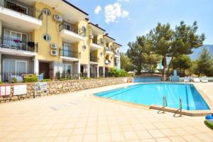 einem Pool vor einem Gebäude in der Unterkunft Letoon Homes in Oludeniz