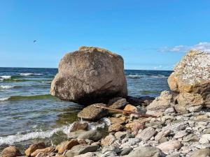 duża skała na brzegu oceanu w obiekcie Holiday home Romakloster w mieście Romakloster