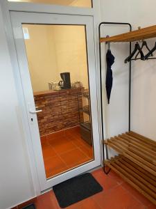 een deur naar een kamer met een bakstenen muur bij Freedom apartment in Loket