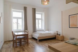 Cama ou camas em um quarto em Special Vintage Viennese Apartment - 12min f Downtown