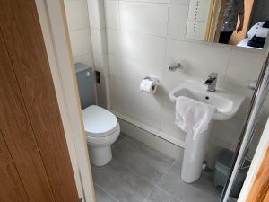 Buile Hill Holiday Flats tesisinde bir banyo