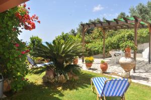 Villa Takis on Pelekas beach Apartment A with private garden and sea view室外花園