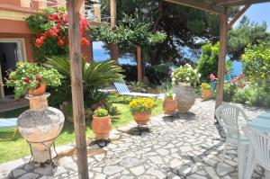 Villa Takis on Pelekas beach Apartment A with private garden and sea view室外花園