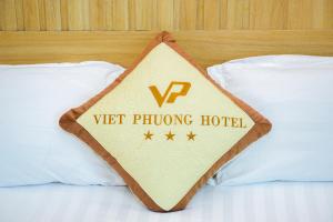 Znak z napisem "hotel dla weterynarzy" na łóżku. w obiekcie Viet Phuong Hotel Ninh Binh w mieście Ninh Binh