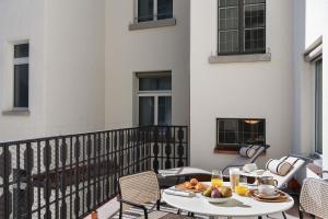 - un balcon avec une table et de la nourriture dans l'établissement Boutique Hotel Seidenhof, à Zurich