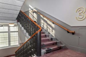 - un escalier dans un bâtiment avec un escalier dans l'établissement Boutique Hotel Seidenhof, à Zurich