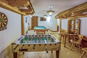 Cette chambre comprend une table de ping-pong et un jeu de fléchettes. dans l'établissement Gasthaus Auwirt, à Fieberbrunn