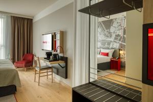 IntercityHotel Amsterdam Airport房間的床