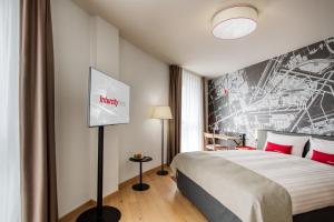 IntercityHotel Amsterdam Airport房間的床