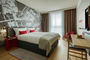 IntercityHotel Amsterdam Airport房間的床