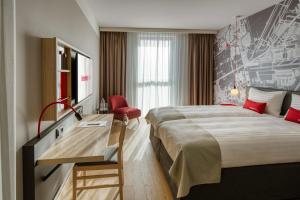 IntercityHotel Amsterdam Airport房間的床