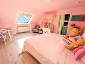 una camera rosa con un grande letto con un cuscino Hello Kitty di Candypartment Sweets 'n Sleep a Gelsenkirchen