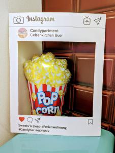 una scatola di popcorn in un contenitore per popcorn di Candypartment Sweets 'n Sleep a Gelsenkirchen