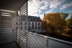 Balcony o terrace sa Résidence DOMITYS CHATEAU CAMAS