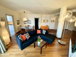 a living room with a blue couch and a table at Emma in Verbania