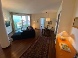 a living room with a black couch and a table at Emma in Verbania