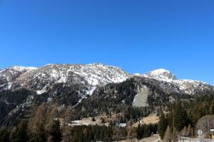 Una vista de una montaña con nieve. en Hotel Sfazù, en Poschiavo