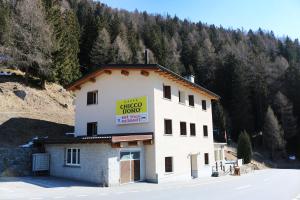 un edificio con un cartel en el costado en Hotel Sfazù, en Poschiavo