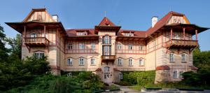 une grande maison avec un toit dans l'établissement Jestřabí, à Luhačovice