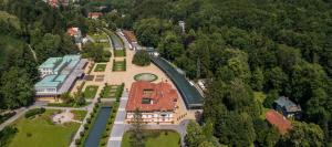 Vue aérienne d'un bâtiment au milieu d'une forêt dans l'établissement Jestřabí, à Luhačovice