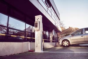 un compteur de stationnement dans un parking à côté d'une voiture dans l'établissement MyContinental Sibiu, à Sibiu