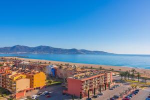 eine Luftansicht auf einen Strand mit Gebäuden und Autos in der Unterkunft Xon's Platja HA in Empuriabrava