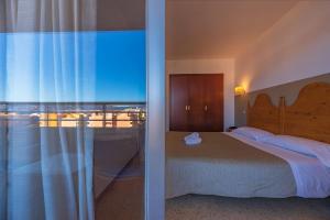 Schlafzimmer mit einem Bett und Meerblick in der Unterkunft Xon's Platja HA in Empuriabrava