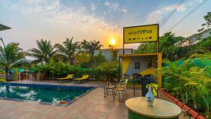 בריכת השחייה שנמצאת ב-The Hosteller Lonavala או באזור