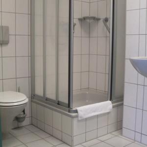 ein Bad mit einer Dusche, einem WC und einem Waschbecken in der Unterkunft Businesshotel & Appartements Stuttgart-Vaihingen in Stuttgart