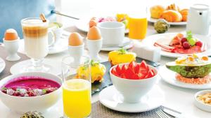 una mesa llena de alimentos para el desayuno y bebidas en InterContinental Luanda Miramar, an IHG Hotel, en Luanda