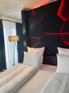 Tempat tidur dalam kamar di DORMERO Hotel Aschaffenburg