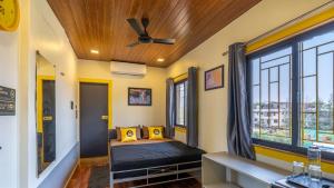 מיטה או מיטות בחדר ב-The Hosteller Lonavala