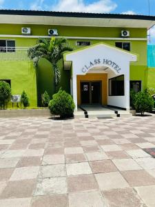 ein Gebäude mit einem Schild, das Klassehotel liest in der Unterkunft class hotel in Brazzaville