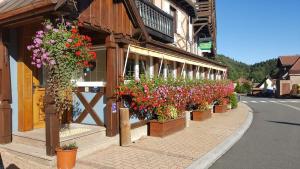 ル・ホーヴァルトにあるLogis Hôtel Restaurant La Petite Auberge Alsaceの建物の脇の花列