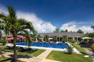 ein Haus mit einem Pool und einem Resort in der Unterkunft OHANA, Panglao Resort. in Panglao