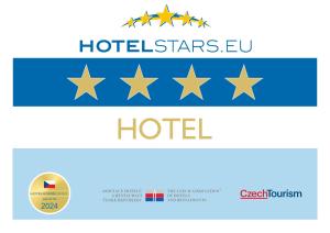 um conjunto de quatro estrelas e um logótipo do hotel em Hotel Romance em Karlovy Vary