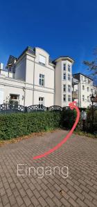 einem roten Frisbee vor einem Gebäude in der Unterkunft Ferienwohnung in Villa in Stralsund