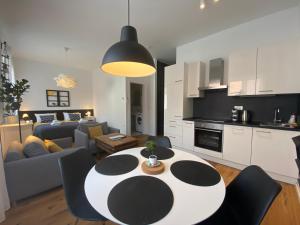 A kitchen or kitchenette at Boennium Apartments