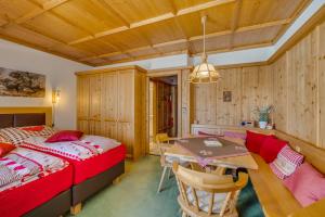 - une chambre avec un lit et une table dans l'établissement Apartments Olympiastraße, à Seefeld in Tirol