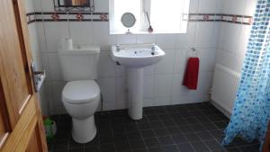 A bathroom at Sligo Wild Atlantic Cottage