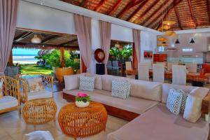 Uma área de estar em Luxury Sakina Villa - Beachfront