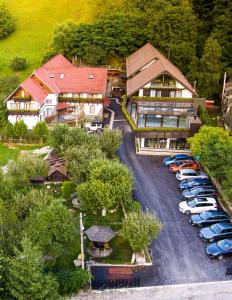 widok z powietrza na hotel z samochodami zaparkowanymi na parkingu w obiekcie Pension Mama Cozonacilor w mieście Bran