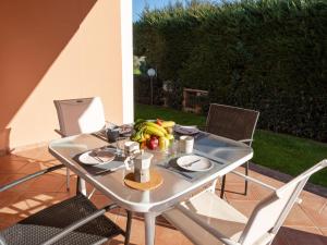 einen Tisch mit einer Schale Obst darauf in der Unterkunft Holiday Home Alma by Interhome in Castiglione della Pescaia