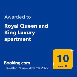 萨兰达Luxury Holiday in Royal Apartment for King and Queen的黄色标志,文字被授予皇家女王和国王豪华公寓