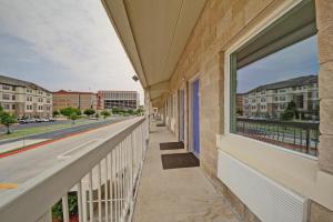 Balkon atau teras di Motel 6-San Antonio, TX - Downtown - Market Square