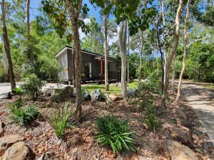 En hage utenfor Airlie Beach Eco Cabins - Adults Only