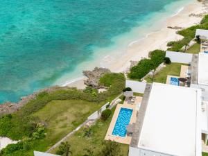 eine Luftansicht auf den Strand und das Meer in der Unterkunft Crystal Villa Miyakojima Sunayama Beach in Miyako-jima